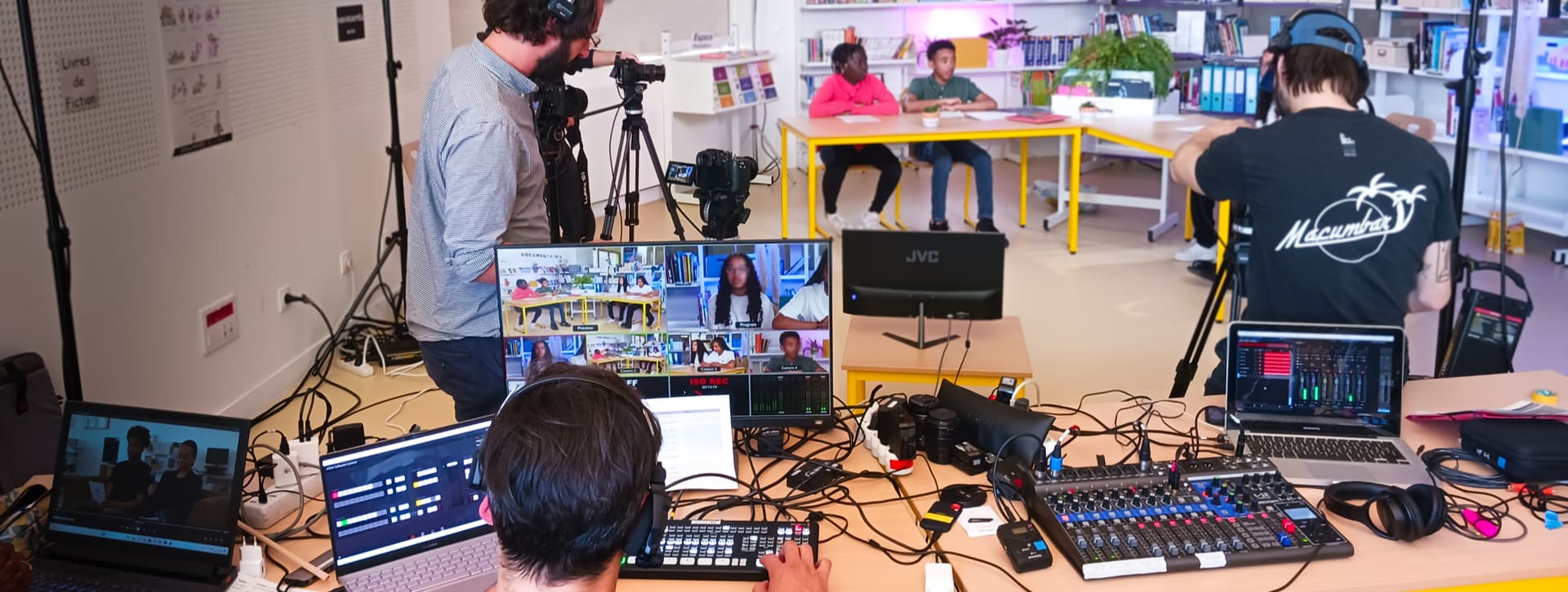 Des jeunes sur un plateau télé, entre caméras et ordinateurs.