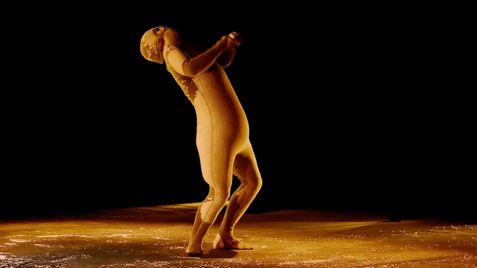 Une danseuse dans la lumière, extrait du spectacle « Blanc ».