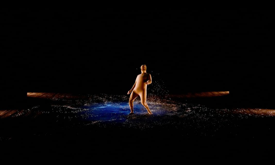 Une danseuse seule au milieu d’une scène sombre.