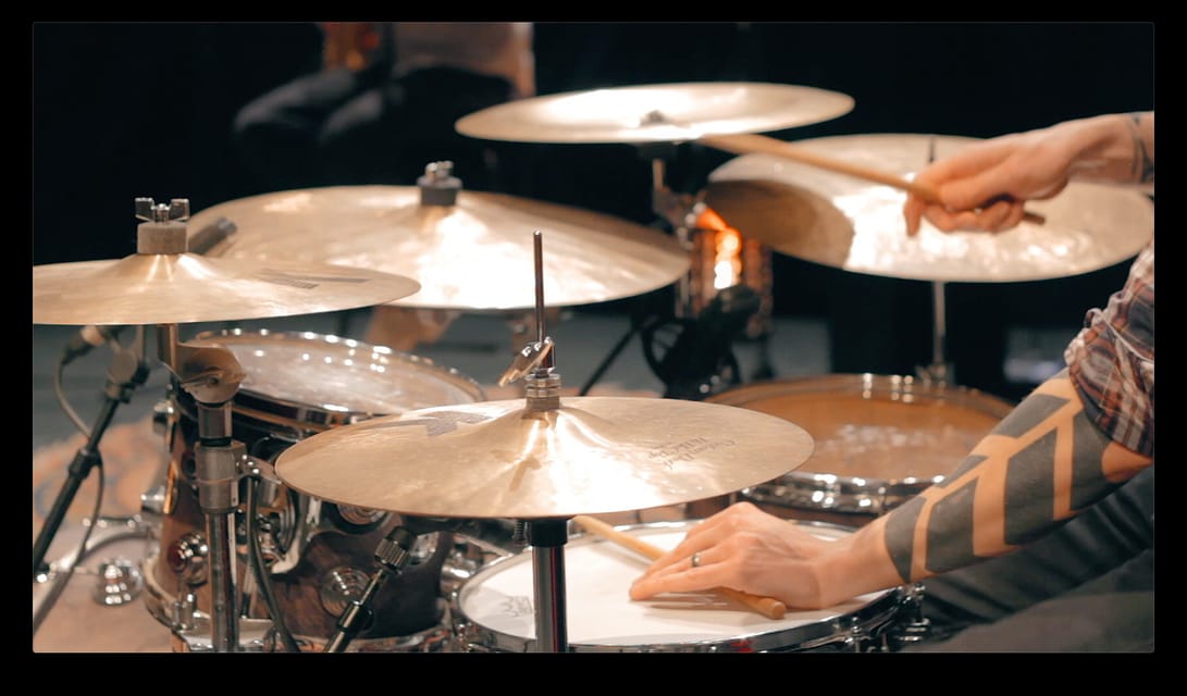 Les mains d’un batteur sur sa batterie.