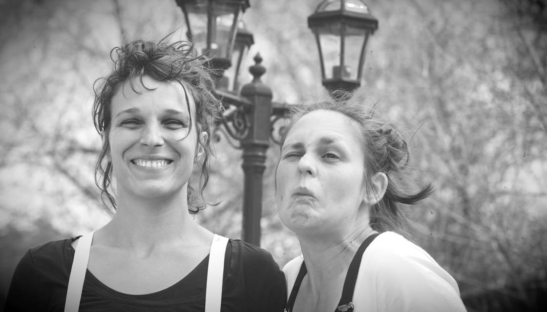 Deux comédiennes en noir et blanc, dans la rue.